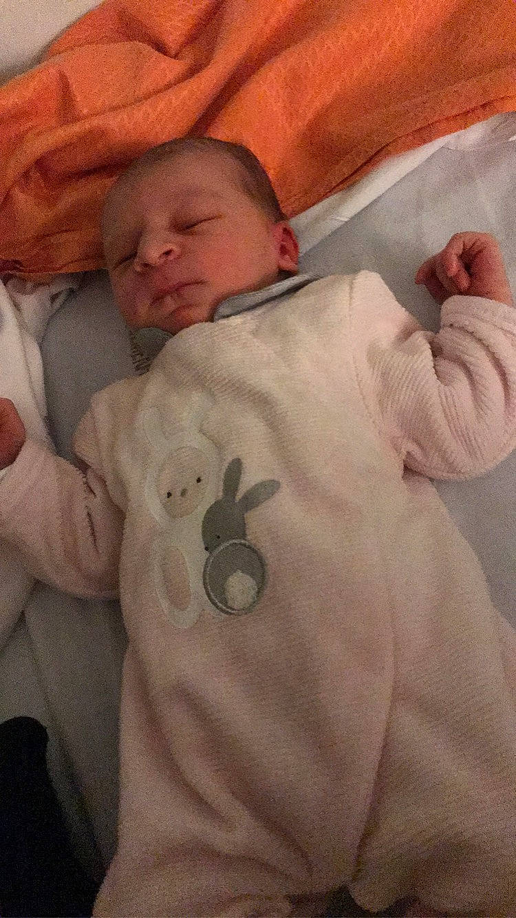 Elenna a rejoint le concours — aidez-le/la à gagner de superbes lots ! arm, baby, bedtime, birth, cheek, child, gesture, person, skin, sleep, toddler