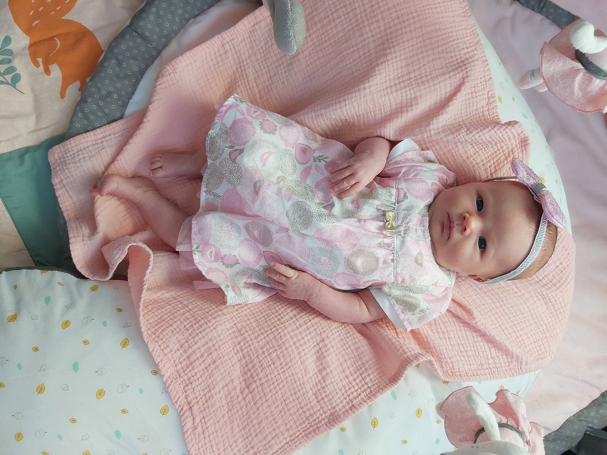 Liya a rejoint le concours — aidez-le/la à gagner de superbes lots ! baby, baby_products, baby_toddler_clothing, cheek, child, comfort, eyelash, flesh, hat, linens, pattern, peach, person, pink, room, skin, sleep, textile, toddler