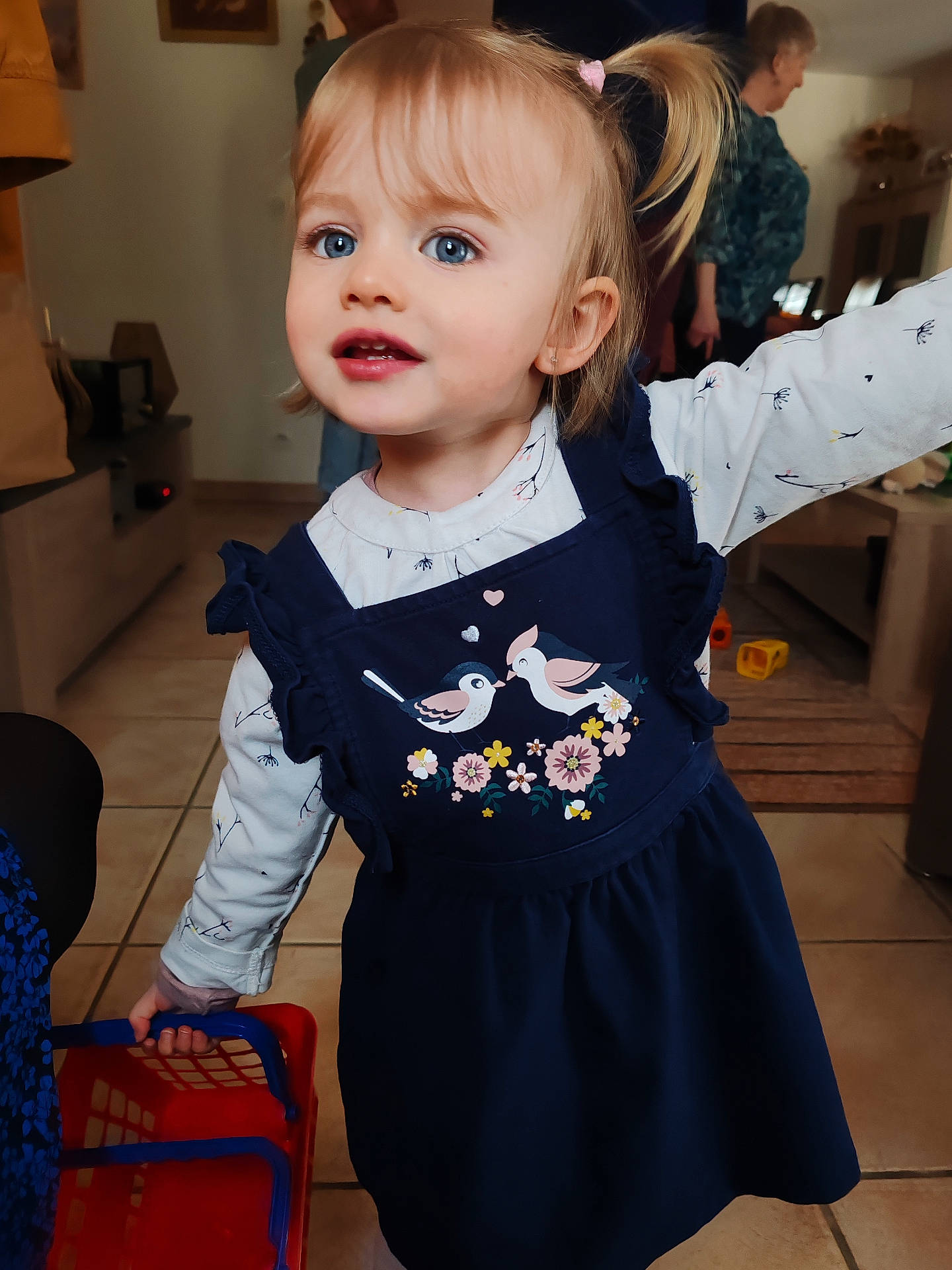 Amaya a rejoint le concours — aidez-le/la à gagner de superbes lots ! bodypart, boy, child, clothing, dress, face, female, finger, formalwear, girl, hand, hardwood, head, longsleeve, male, person, photography, portrait, sleeve, wood