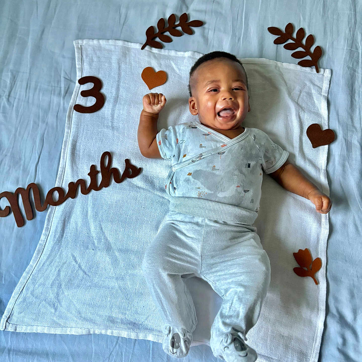 Sekou a rejoint le concours — aidez-le/la à gagner de superbes lots ! baby, bed, blanket, celebration, child, clothing, cute, decorations, fabric, feet, felt, happy, heart, infant, lying_down, milestone, number, portrait, smiling, text