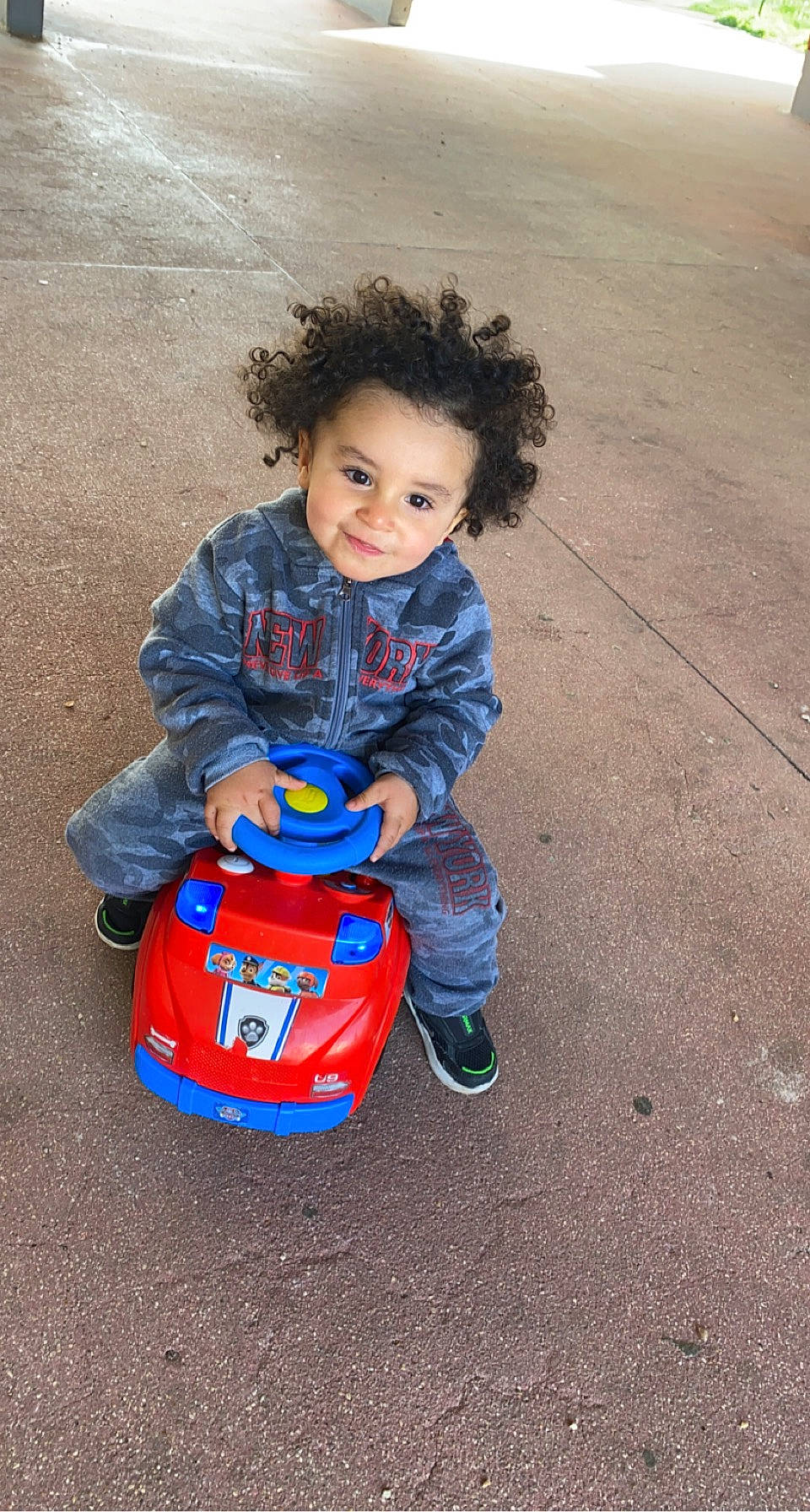 Mylow participe au concours pour gagner de l'argent avec cette photo : asphalt, baby, baby_toddler_clothing, child, electric_blue, fun, grass, happy, joy, person, play, recreation, riding_toy, rolling, sitting, smile, tire, toddler, toy, toy_vehicle