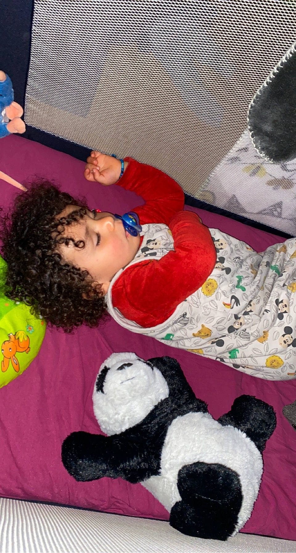 Mylow a rejoint le concours — aidez-le/la à gagner de superbes lots ! child, comfort, companion_dog, fun, fur, happy, leisure, linens, magenta, mammal, panda, person, plush, product, red, room, stuffed_toy, terrestrial_animal, textile, toy