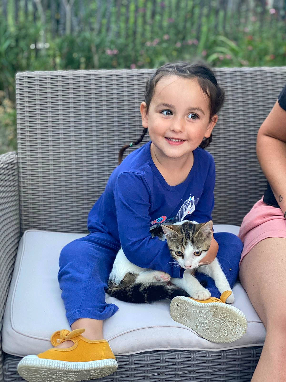 Agathe participe au concours pour gagner de l'argent avec cette photo : carnivore, cat, child, domestic_short_haired_cat, electric_blue, event, felidae, fun, grass, happy, joy, lap, leisure, person, recreation, sitting, small_to_medium_sized_cats, smile, t_shirt, toddler