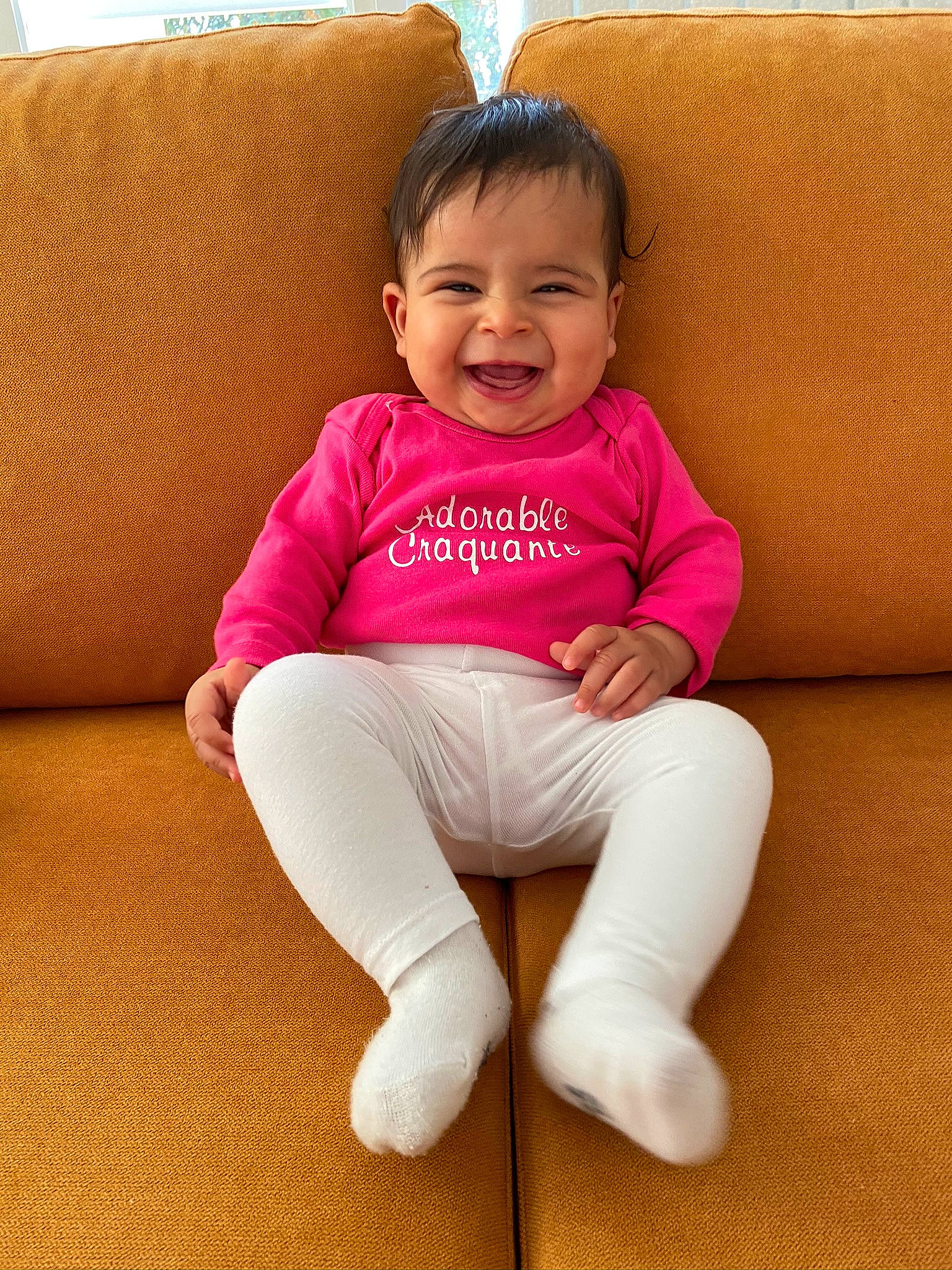 Célina participe au concours pour gagner de l'argent avec cette photo : arm, baby_toddler_clothing, cheek, comfort, eye, face, facial_expression, finger, floor, hair, hand, happy, head, joy, knee, leg, neck, person, skin, sleeve