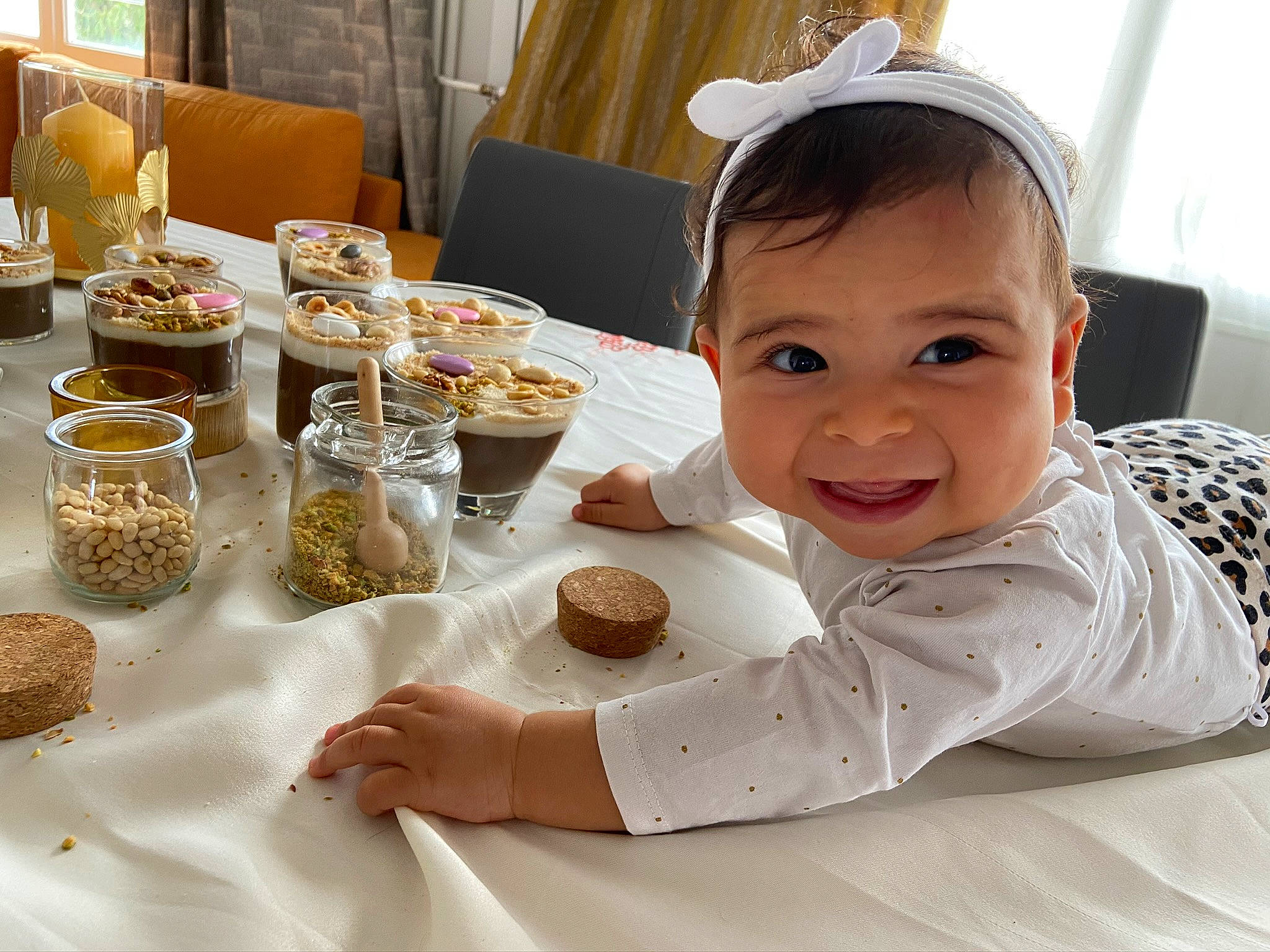 Célina participe au concours pour gagner de l'argent avec cette photo : baby_toddler_clothing, chair, coffee_cup, cuisine, cup, dish, dishware, drinkware, event, food, happy, ingredient, joy, person, plate, serveware, smile, table, tablecloth, tableware