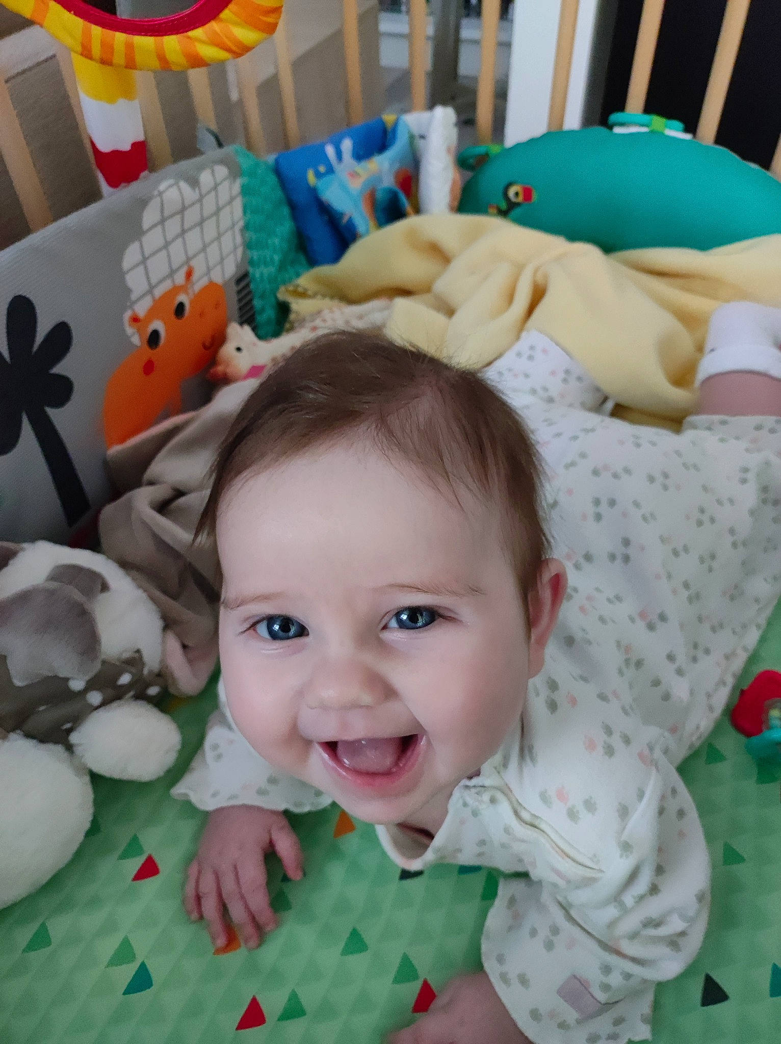 Héloïse a rejoint le concours — aidez-le/la à gagner de superbes lots ! baby, baby_toddler_clothing, blue, cheek, child, fun, green, happy, head, joy, person, product, room, skin, smile, snapshot, stuffed_toy, textile, toddler, toy