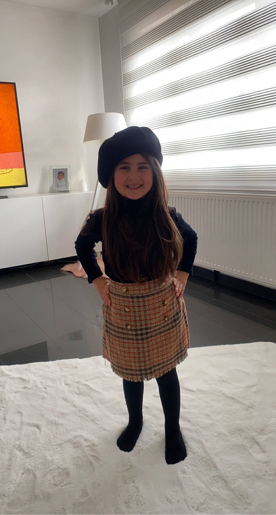 Selin a rejoint le concours — aidez-le/la à gagner de superbes lots ! bag, cap, eyewear, fashion_design, headwear, human_body, human_leg, joy, knee, long_hair, luggage_and_bags, neck, person, plaid, shoe, sleeve, smile, street_fashion, tartan, textile