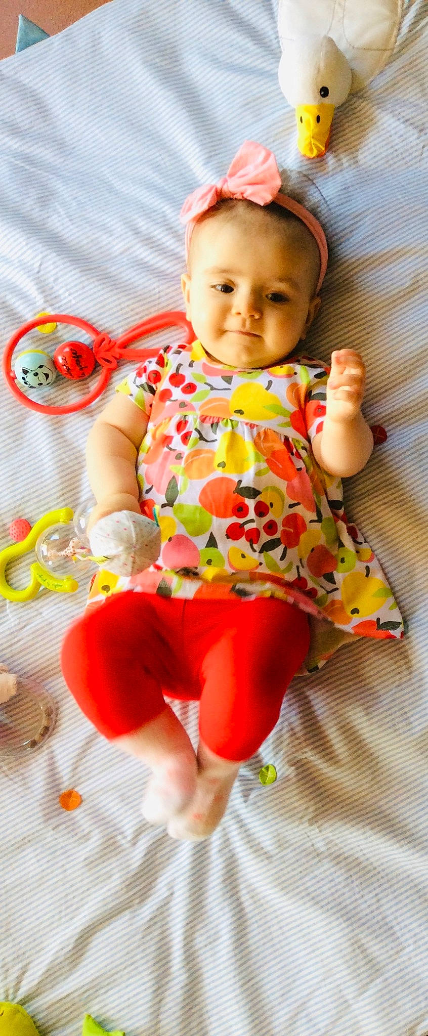 Rose participe au concours pour gagner de l'argent avec cette photo : baby, baby_toddler_clothing, child, face, facial_expression, finger, fun, happy, head, orange, pattern, person, pink, red, skin, sleeve, smile, t_shirt, thumb, toddler