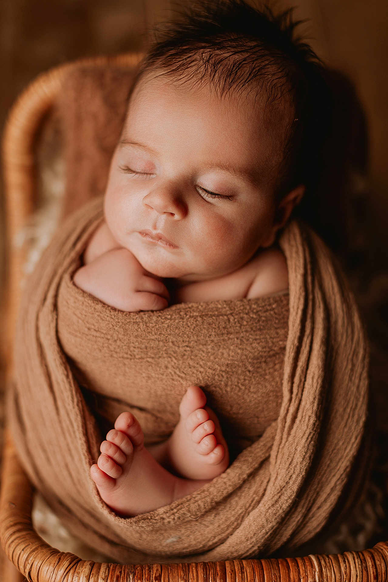 Timéo participe au concours pour gagner de l'argent avec cette photo : baby, sleeping, wrapped, blanket, brown, wicker_basket, feet, toes, cozy, infant, newborn, soft_texture, peaceful, cute, portrait, closeup, child, resting, skin, warm