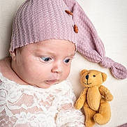 Milla a rejoint le concours — aidez-le/la à gagner de superbes lots ! adorable, baby, blanket, button, child, closeup, curious, cute, indoor, infant, knit_hat, lace_outfit, portrait, sleepwear, soft_lighting, soft_texture, studio_shot, teddy_bear, toy, wide_eyes