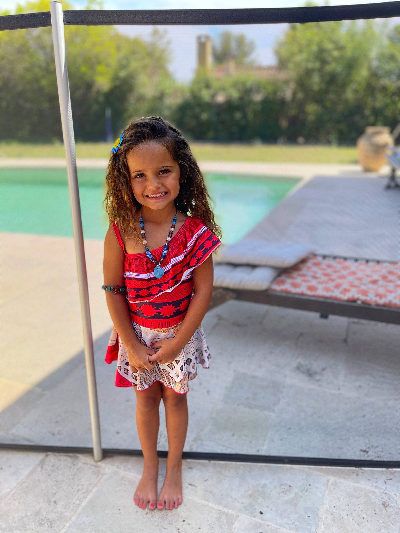 Mia participe au concours pour gagner de l'argent avec cette photo : barefoot, child, electric_blue, fun, grass, happy, human_leg, joy, leisure, long_hair, magenta, pattern, person, sitting, sky, sleeve, smile, summer, thigh, tree