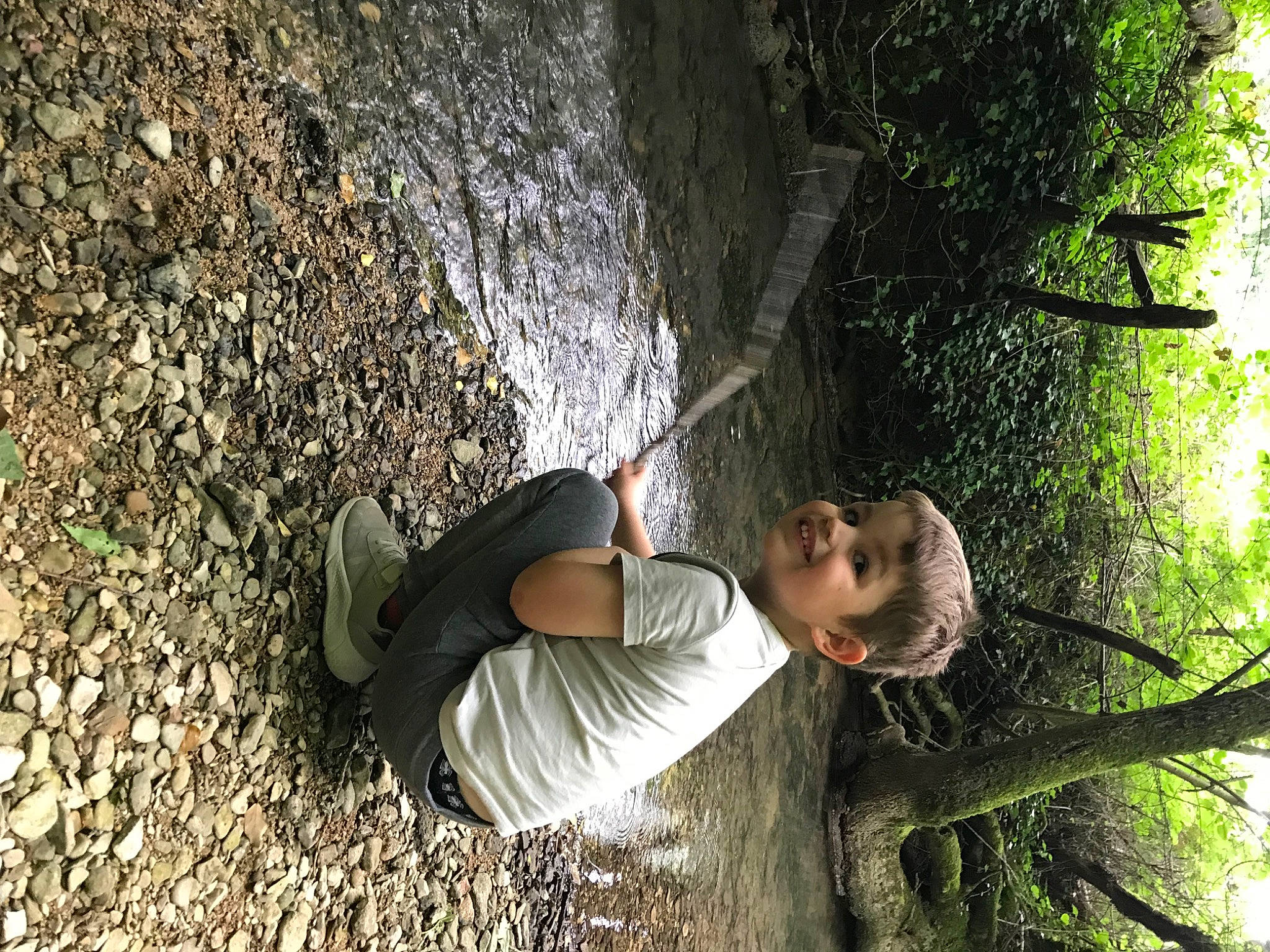 Raphaël a rejoint le concours — aidez-le/la à gagner de superbes lots ! adventure, bedrock, forest, fun, grass, joy, jungle, leisure, old_growth_forest, people_in_nature, person, plant, recreation, rock, sitting, soil, terrestrial_plant, tree, trunk, wood