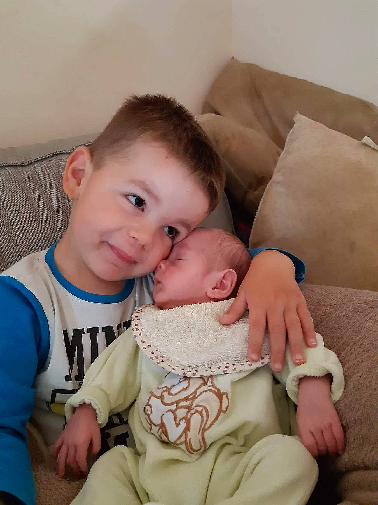 Raphaël a rejoint le concours — aidez-le/la à gagner de superbes lots ! abdomen, arm, baby, baby_toddler_clothing, chair, cheek, child, comfort, couch, finger, hand, happy, joy, person, room, sitting, skin, sleeve, smile, t_shirt