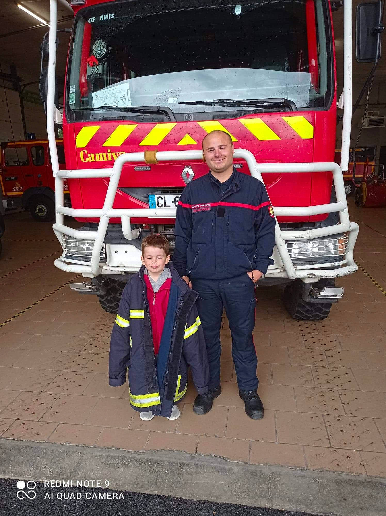 Raphaël a rejoint le concours — aidez-le/la à gagner de superbes lots ! asphalt, automotive_design, automotive_exterior, automotive_lighting, automotive_tire, commercial_vehicle, fire_apparatus, fire_department, fire_station, firefighter, hood, joy, mode_of_transport, motor_vehicle, person, service, smile, tire, truck, vehicle