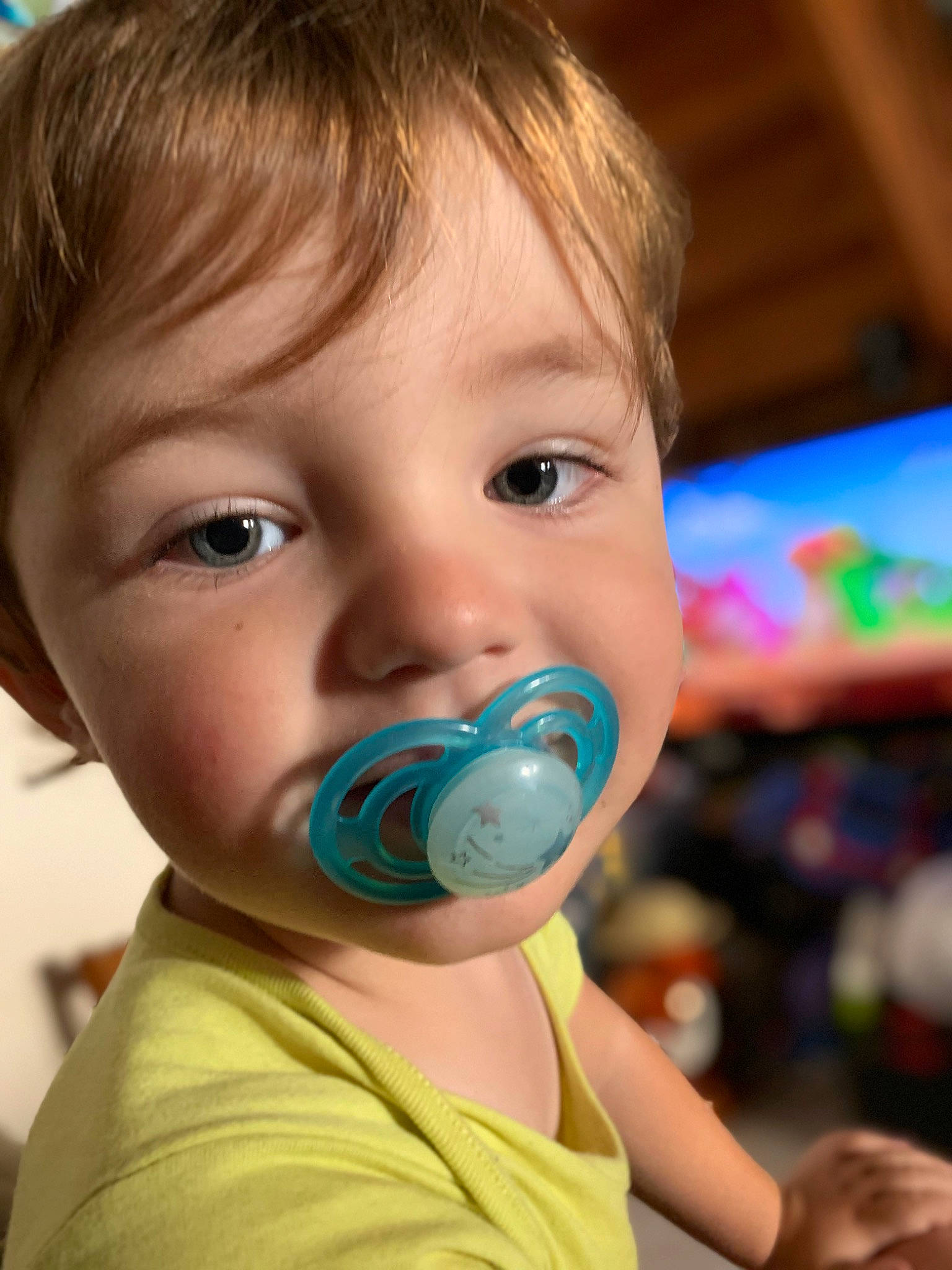 Luc a rejoint le concours — aidez-le/la à gagner de superbes lots ! audio_equipment, baby, blue, cheek, child, curious, drinkware, ear, eyebrow, eyelash, face, facial_expression, finger, fun, happy, iris, mouth, nose, person, skin