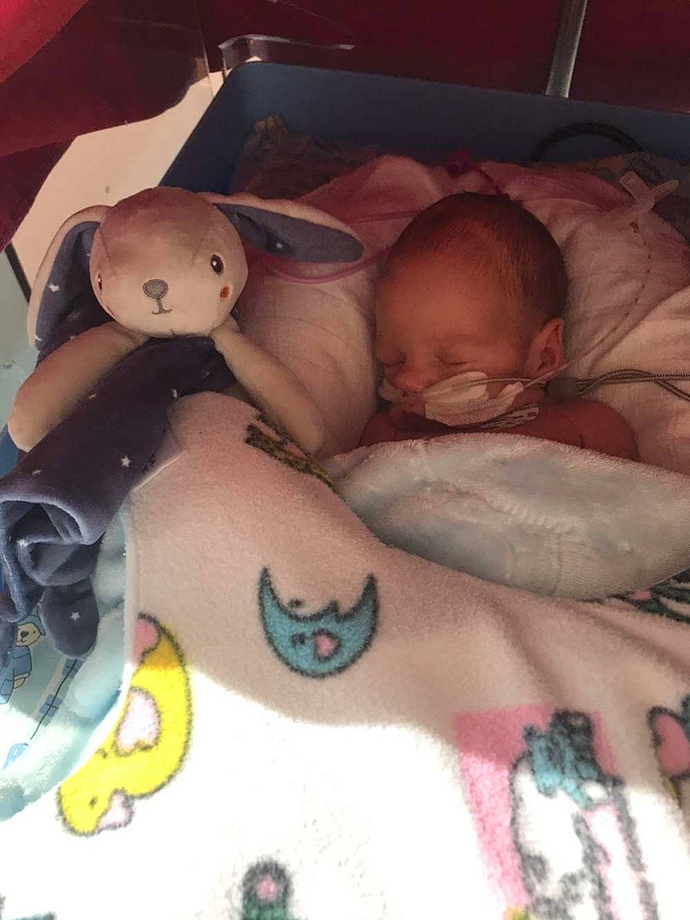 Luc participe au concours pour gagner de l'argent avec cette photo : abdomen, baby, baby_sleeping, bed, bedding, cheek, chest, child, comfort, finger, linens, mammal, mouth, nose, person, skin, stuffed_toy, textile, toddler, toy