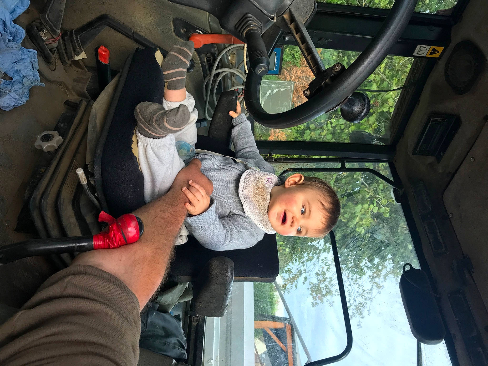 Luc a rejoint le concours — aidez-le/la à gagner de superbes lots ! auto_part, automotive_design, automotive_exterior, automotive_tire, automotive_wheel_system, automotive_window_part, car, family_car, helmet, hood, luxury_vehicle, motor_vehicle, person, service, steering_wheel, tire, tree, vehicle, vehicle_door, wheel