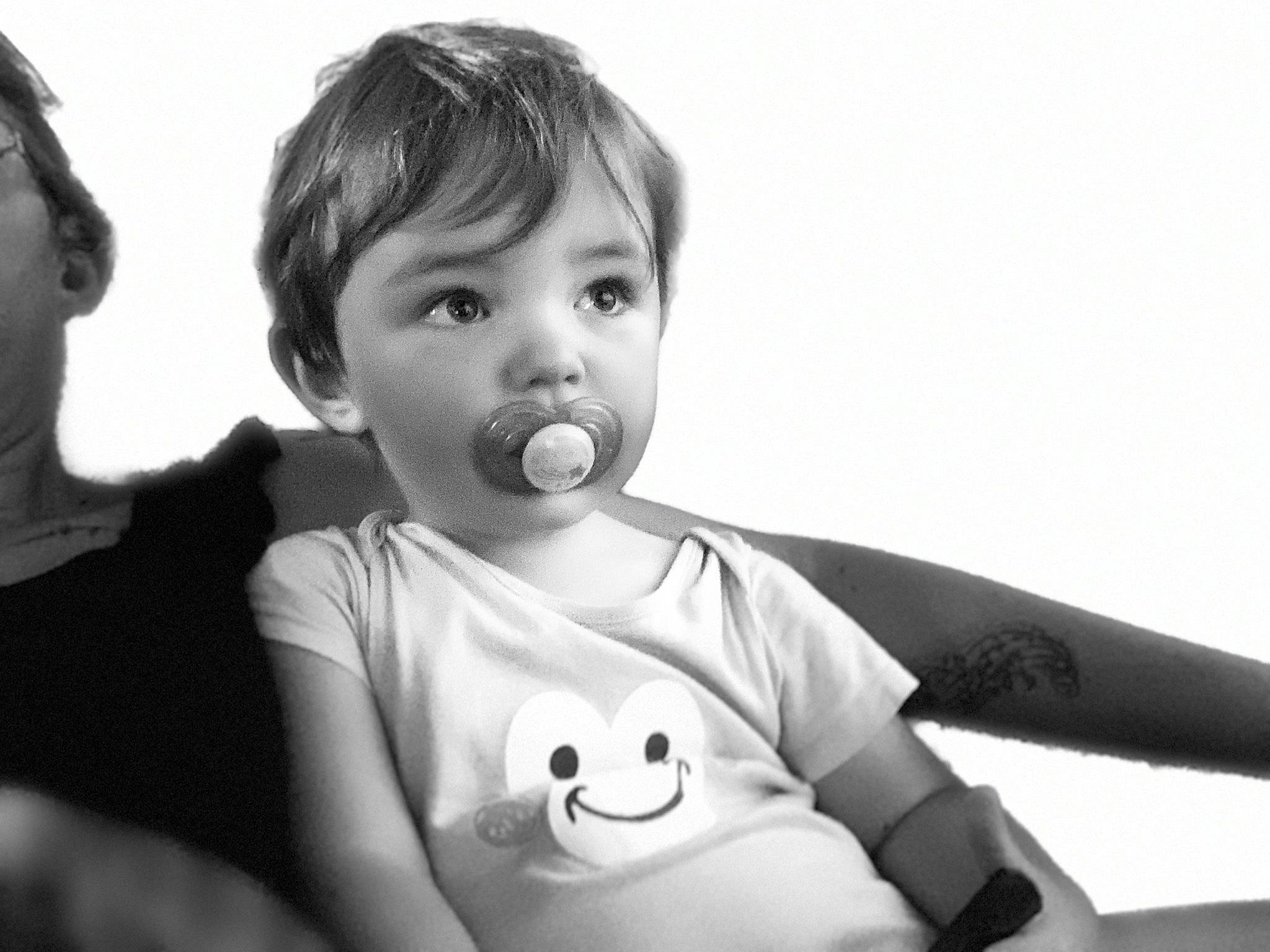 Luc participe au concours pour gagner de l'argent avec cette photo : arm, black_and_white, cheek, eyebrow, eyelash, finger, flash_photography, gesture, happy, iris, monochrome, monochrome_photography, mouth, nose, person, shoulder, skin, sleeve, style, t_shirt