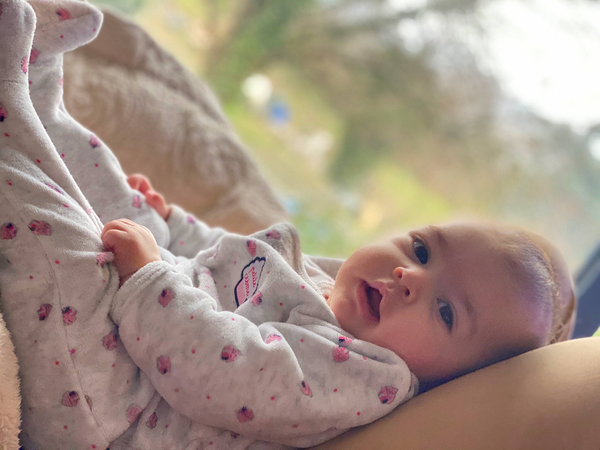 Maylis participe au concours pour gagner de l'argent avec cette photo : baby, baby_toddler_clothing, child, close_up, comfort, eye, facial_expression, finger, gesture, grass, hand, happy, head, leaf, leisure, lip, nose, people_in_nature, person, skin