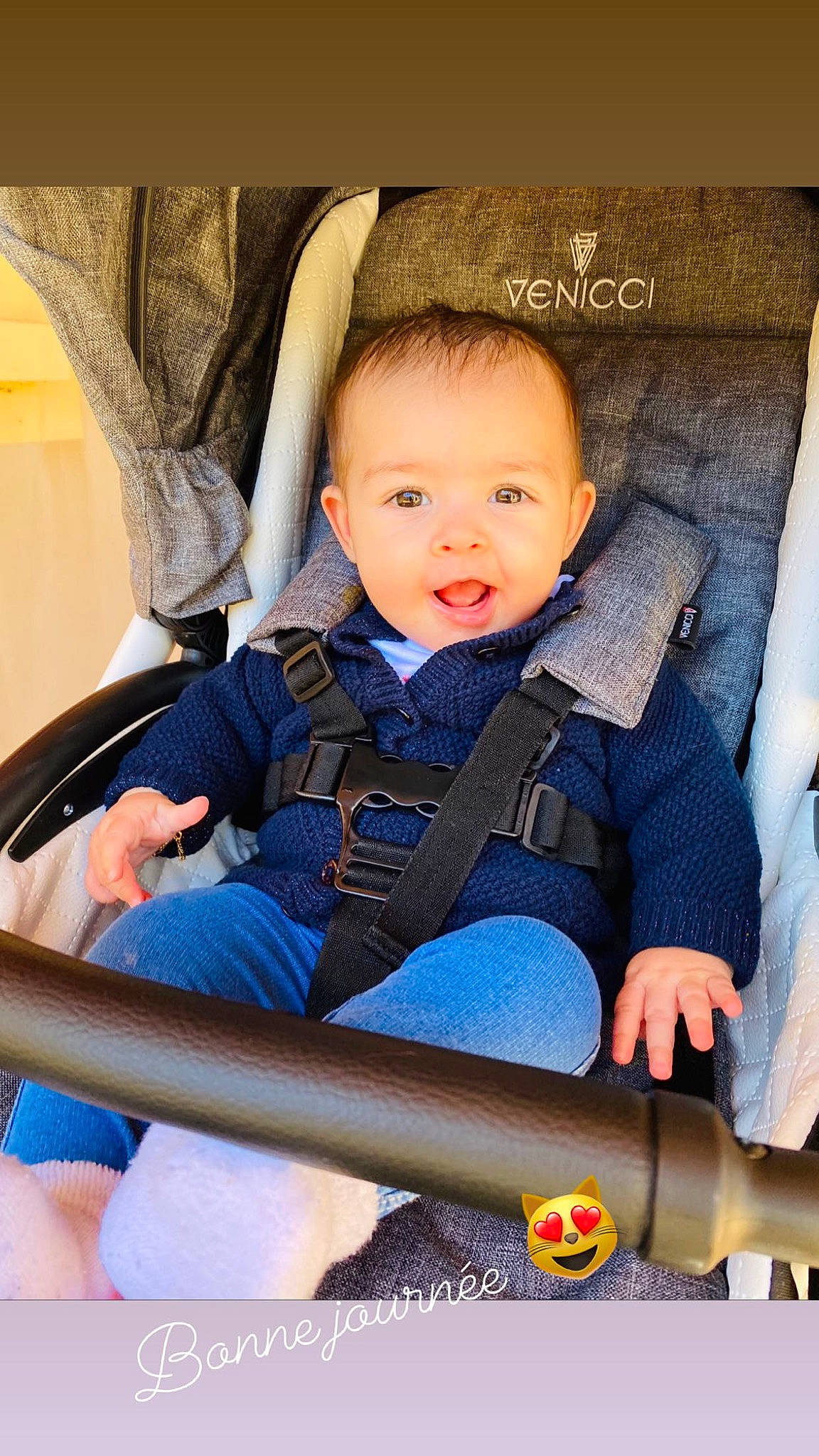 Maylis a rejoint le concours — aidez-le/la à gagner de superbes lots ! auto_part, baby, baby_carriage, baby_products, baby_toddler_clothing, chair, cheek, child, comfort, electric_blue, facial_expression, fun, happy, iris, leisure, person, product, sitting, skin, smile