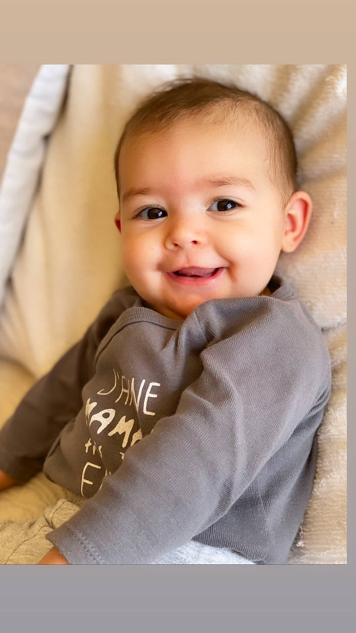 Maylis participe au concours pour gagner de l'argent avec cette photo : baby, baby_toddler_clothing, cheek, child, collar, comfort, fashion_accessory, flash_photography, formal_wear, happy, joy, linens, mammal, outerwear, pattern, person, product, sleeve, smile, t_shirt