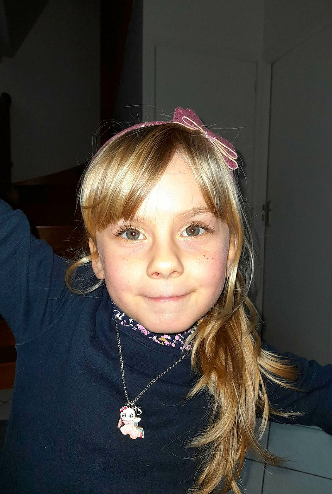 Ylana participe au concours pour gagner de l'argent avec cette photo : audio_equipment, bangs, black_hair, cheek, ear, eyelash, eyewear, flash_photography, forehead, human_body, iris, jaw, jewellery, joy, layered_hair, lip, long_hair, neck, nose, person