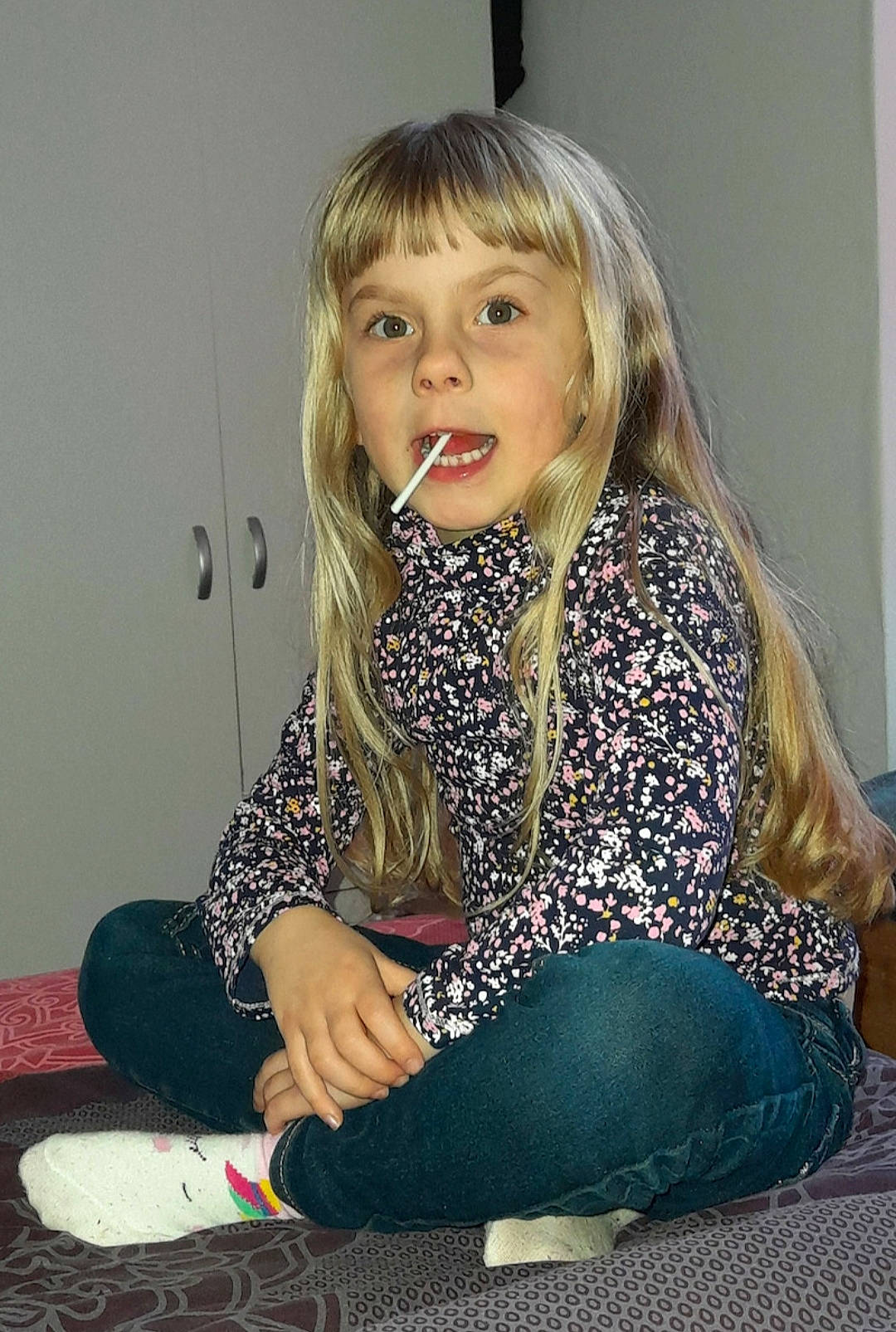 Ylana a rejoint le concours — aidez-le/la à gagner de superbes lots ! bangs, blond, brown_hair, electric_blue, fashion_accessory, fashion_design, hair, happy, human_leg, jewellery, knee, layered_hair, leg, long_hair, pattern, person, shoe, sitting, sleeve, street_fashion