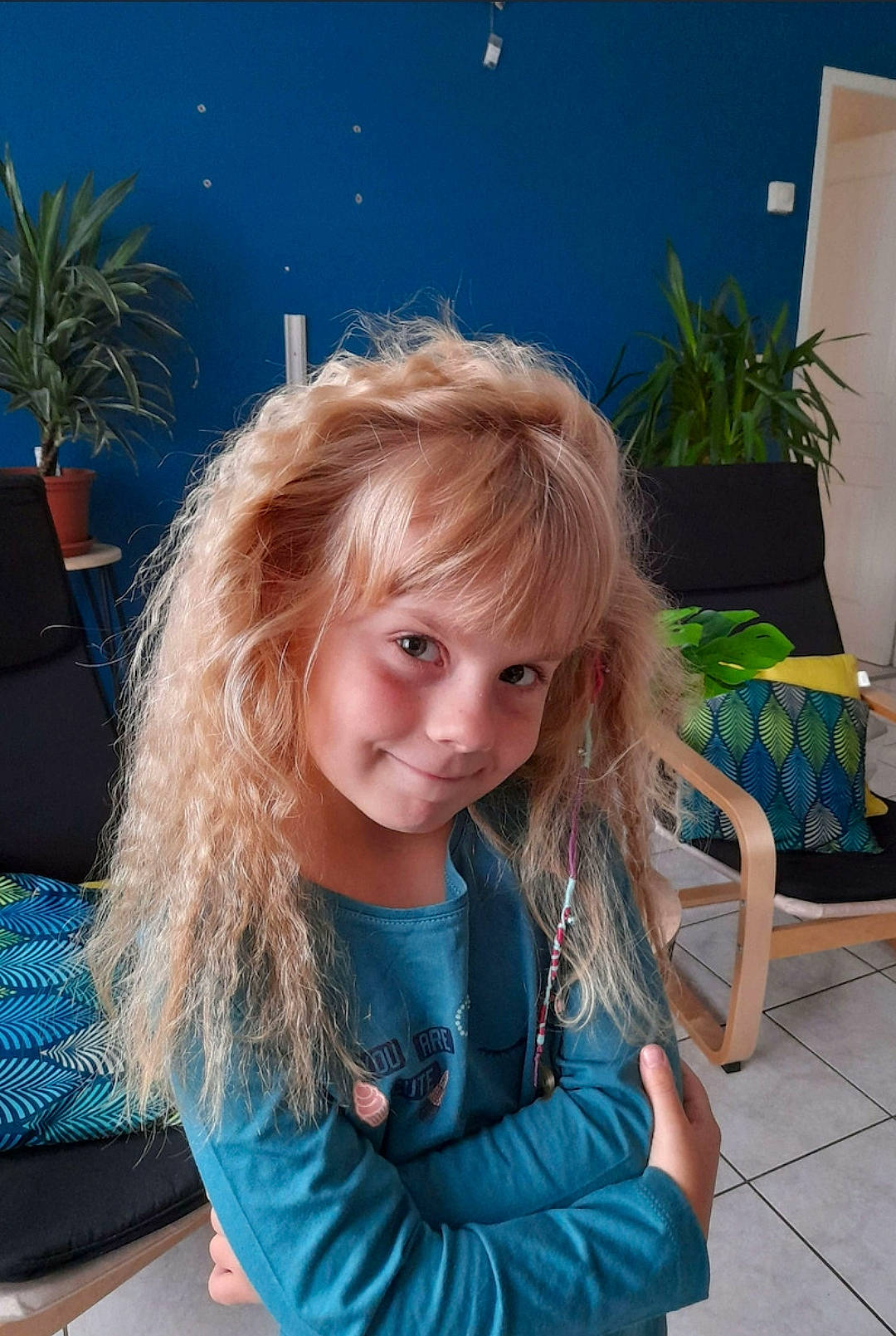 Ylana participe au concours pour gagner de l'argent avec cette photo : azure, blond, blue, brown_hair, electric_blue, event, eye, flooring, flowerpot, grass, happy, houseplant, iris, joy, leisure, long_hair, person, photograph, plant, sitting