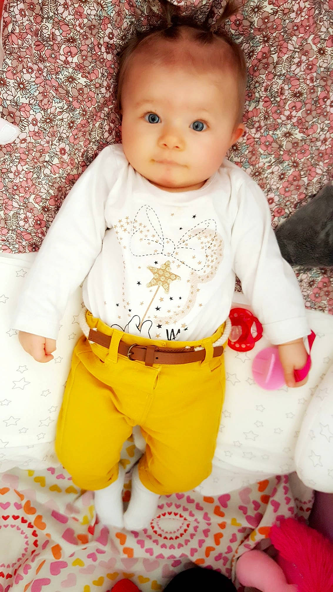 Manon participe au concours pour gagner de l'argent avec cette photo : cheek, child, child_model, girl, happiness, human_hair_color, infant, iris, pattern, person, pink, product, skin, smile, standing, textile, toddler, yellow