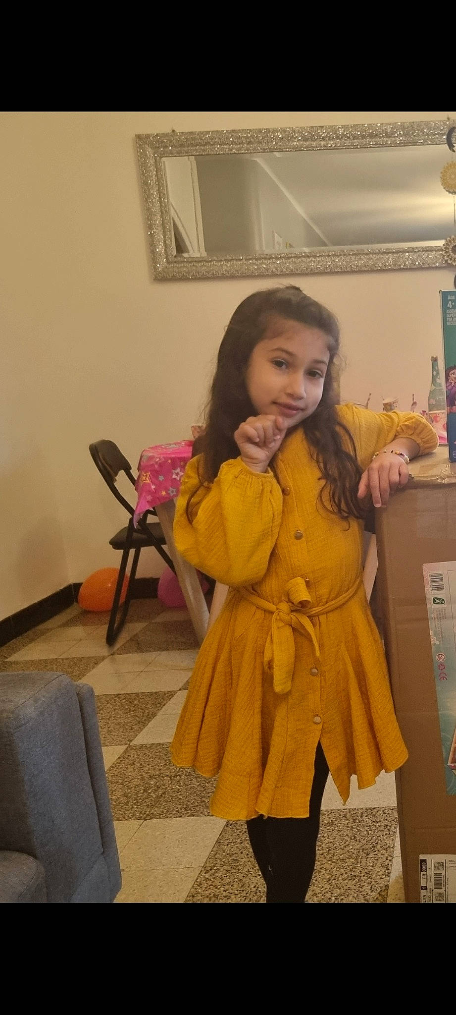 Eya a rejoint le concours — aidez-le/la à gagner de superbes lots ! chair, child, dress, event, fashion_design, floor, flooring, fun, fur, happy, human_leg, long_hair, person, picture_frame, room, sitting, skin, sleeve, smile, thigh