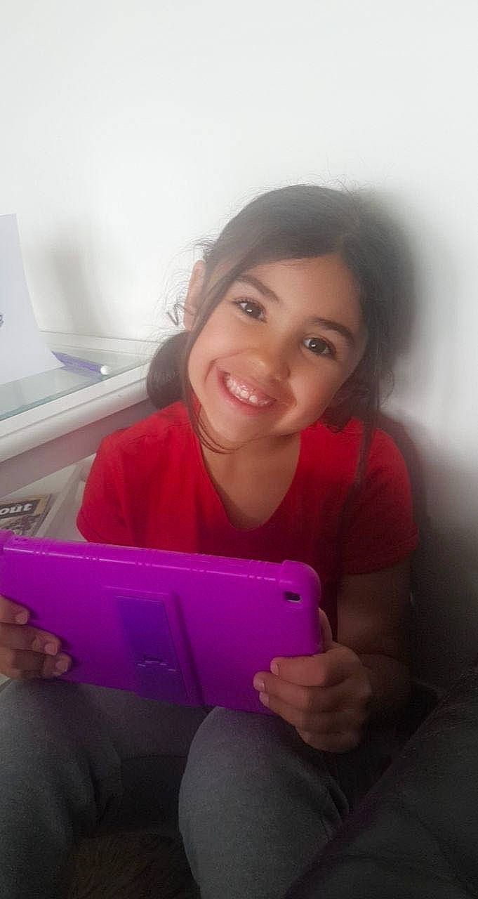 Stella a rejoint le concours — aidez-le/la à gagner de superbes lots ! black_hair, communication_device, eyelash, face, finger, gadget, gesture, hand, happy, head, joy, lip, magenta, material_property, person, pink, skin, sleeve, smile, technology