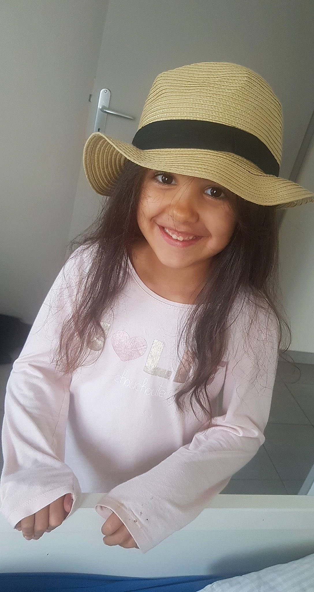 Stella a rejoint le concours — aidez-le/la à gagner de superbes lots ! cap, chin, eye, eyebrow, eyelash, face, fedora, flash_photography, gesture, hair, hat, head, headwear, jaw, joy, lip, neck, person, skin, sleeve