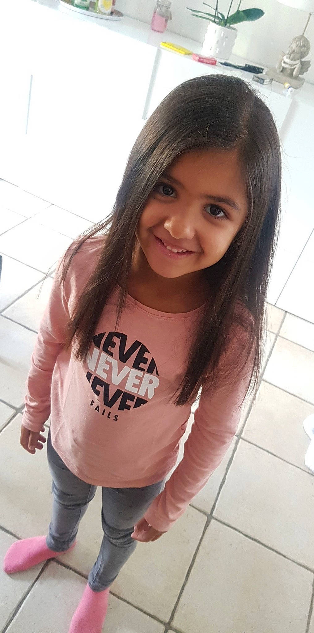 Stella participe au concours pour gagner de l'argent avec cette photo : black_hair, clothing, cool, eye, face, facial_expression, floor, hair, happy, head, joy, leg, lip, mouth, neck, person, shoulder, skin, sleeve, smile