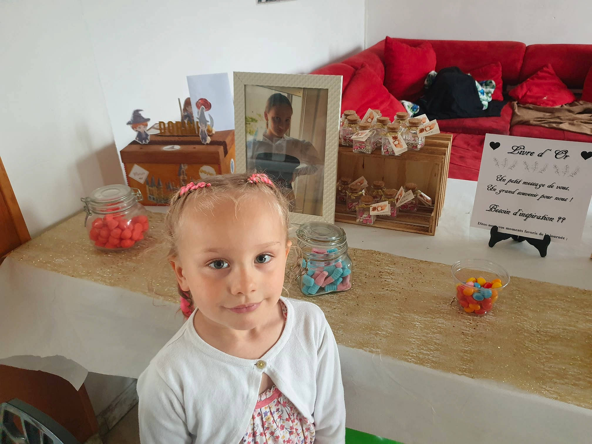 Méliana a rejoint le concours — aidez-le/la à gagner de superbes lots ! chair, child, event, flooring, fun, furniture, happy, hardwood, joy, leisure, living_room, mammal, people, person, picture_frame, red, room, smile, table, toddler