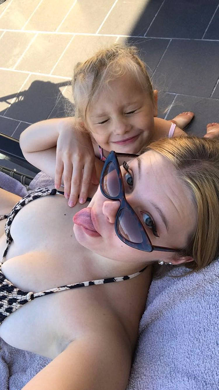 Méliana participe au concours pour gagner de l'argent avec cette photo : arm, brassiere, eyewear, face, glasses, hair, happy, head, joint, joy, leg, lip, mouth, muscle, person, shoulder, skin, smile, sunglasses, swimwear