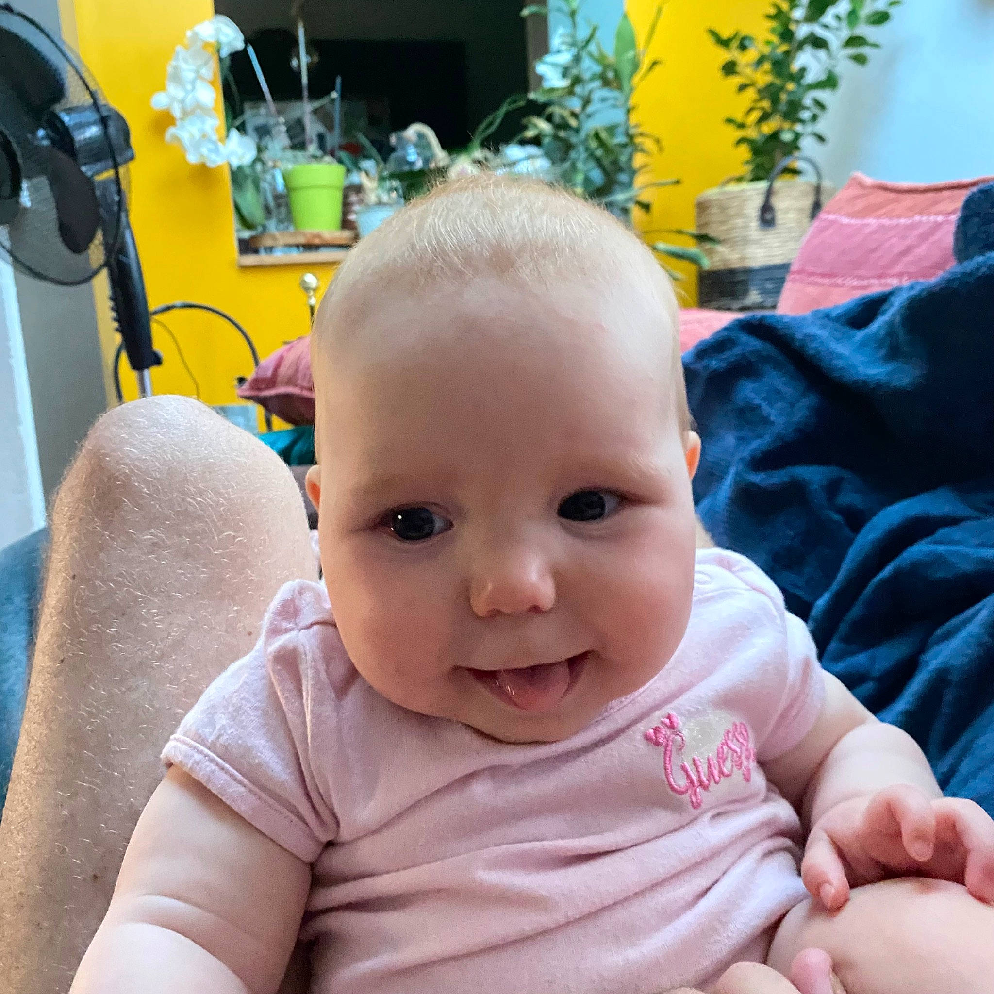 Lucile a rejoint le concours — aidez-le/la à gagner de superbes lots ! baby, baby_toddler_clothing, cheek, child, chin, comfort, eye, finger, flooring, fun, hand, happy, nail, person, sitting, skin, smile, thumb, toddler, tummy_time