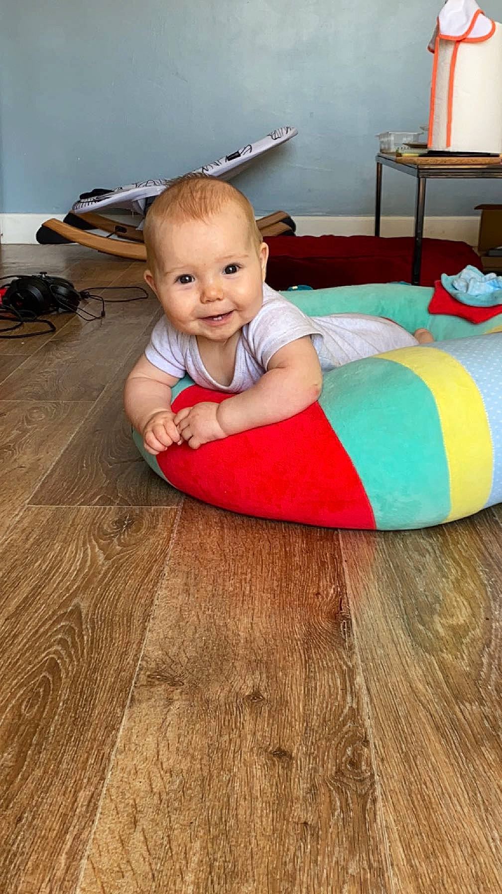 Lucile participe au concours pour gagner de l'argent avec cette photo : baby, baby_toddler_clothing, comfort, floor, flooring, furniture, hairstyle, hardwood, human_leg, joy, laminate_flooring, living_room, person, room, skin, smile, table, toddler, varnish, wood