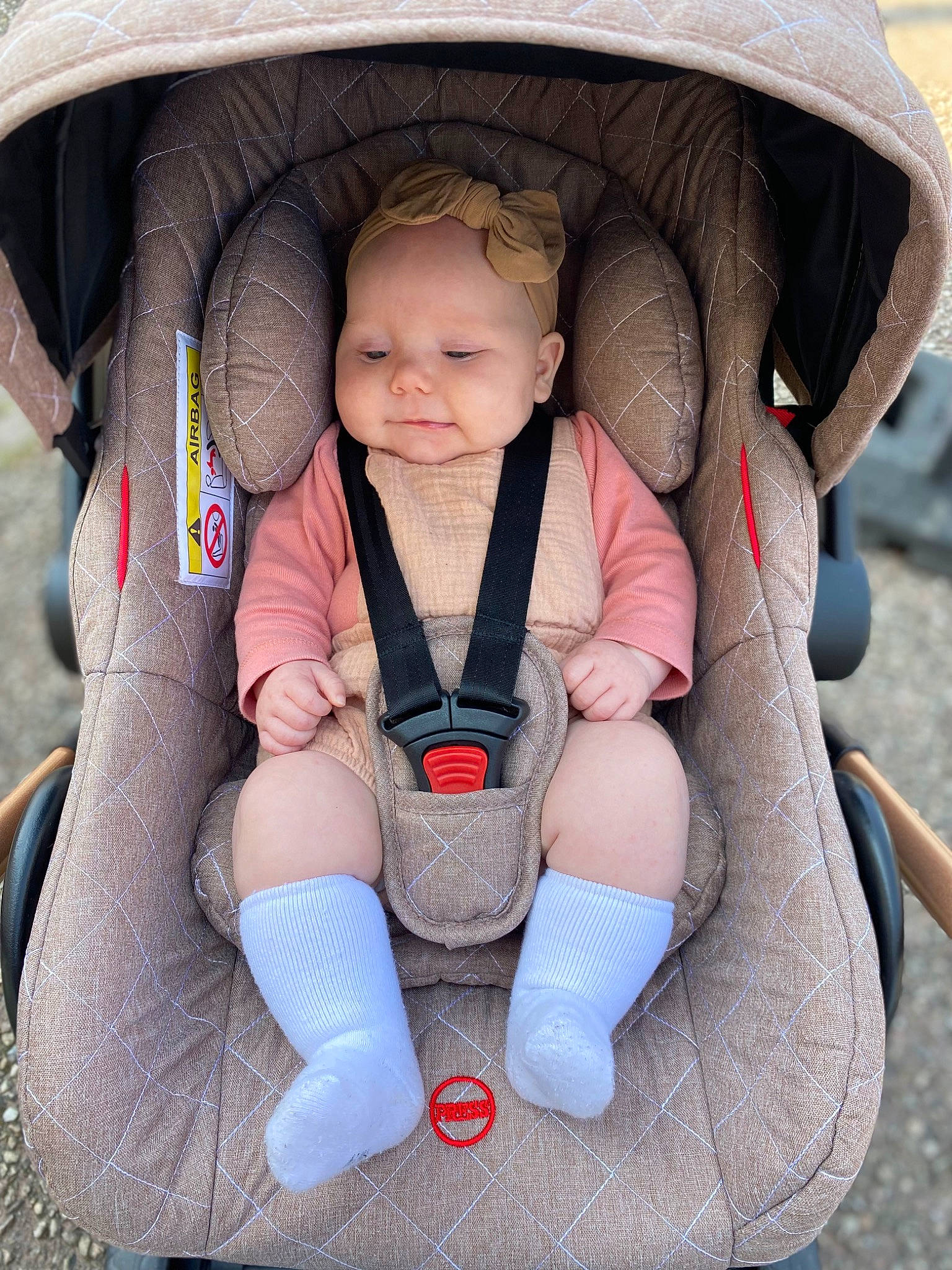 Lucile participe au concours pour gagner de l'argent avec cette photo : auto_part, baby, baby_carriage, baby_toddler_clothing, car_seat, cheek, child, comfort, face, finger, fun, grass, head, person, pink, product, skin, smile, thumb, toddler