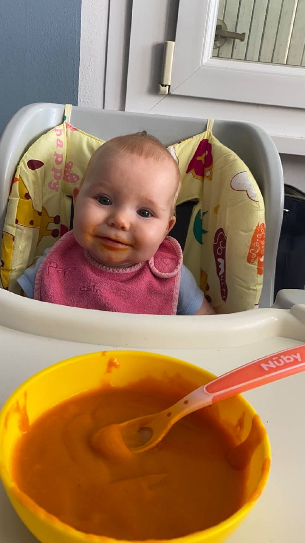 Lucile a rejoint le concours — aidez-le/la à gagner de superbes lots ! baby, baby_products, baby_toddler_clothing, banana_family, cheek, child, dishware, drinkware, facial_expression, food, fun, ingredient, joy, mouth, person, product, room, serveware, sitting, smile