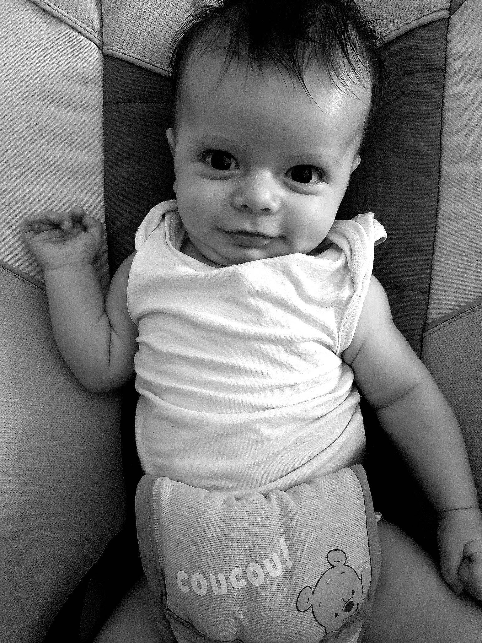 Aaron participe au concours pour gagner de l'argent avec cette photo : arm, black, cheek, chin, face, flash_photography, hair, hairstyle, head, human_body, joint, lip, mouth, neck, nose, person, photograph, product, shoulder, skin