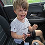 Aaron a rejoint le concours — aidez-le/la à gagner de superbes lots ! child, boy, car, interior, seat, sunglasses, tongue_out, smile, shorts, tshirt, gear_shift, window, fence, greenery, playful, seatbelt, person, casual, daylight, happy