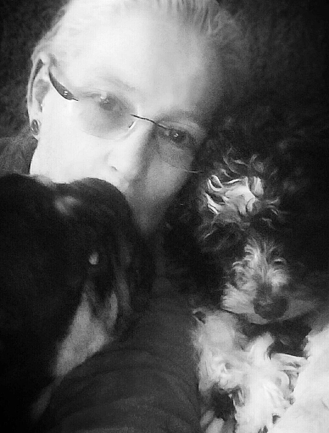 Gaston participe au concours pour gagner de l'argent avec cette photo : beard, black_hair, carnivore, companion_dog, dog, dog_breed, ear, eye, eyewear, facial_hair, gesture, glasses, hair, head, jaw, mammal, monochrome, nose, snout, vision_care