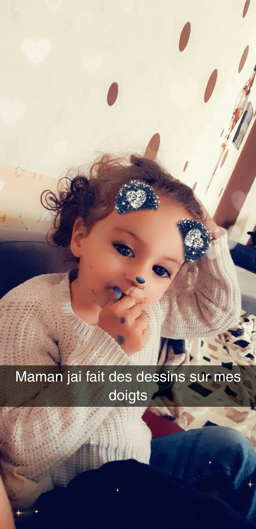 Kenza participe au concours pour gagner de l'argent avec cette photo : cheek, child, child_model, close_up, daughter, ear, eyelash, finger, forehead, gesture, hair_accessory, happy, head, nose, person, photography, sitting, smile, toddler