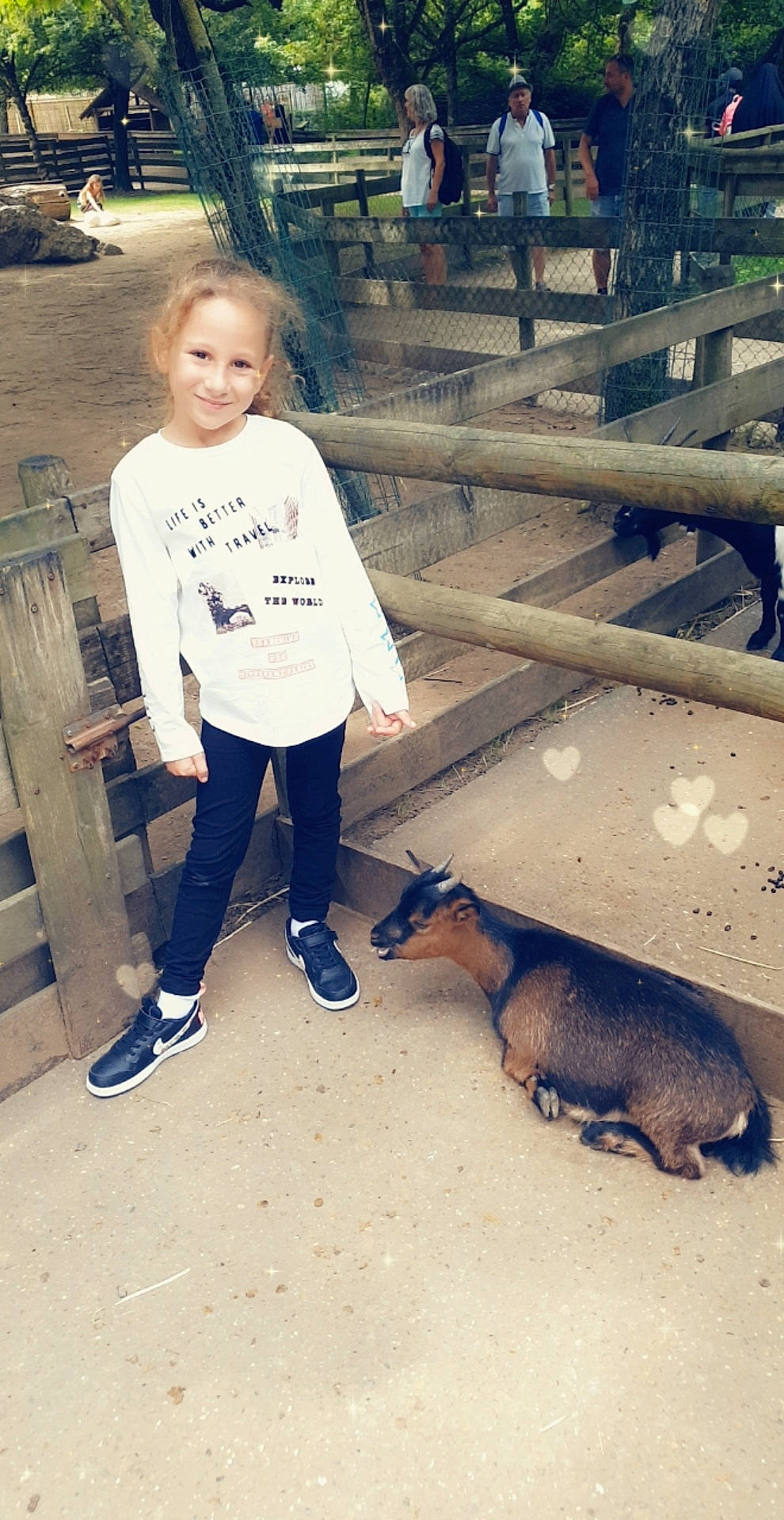 Linda a rejoint le concours — aidez-le/la à gagner de superbes lots ! child, fawn, goat, goats, joy, person, toddler, vacation, zoo