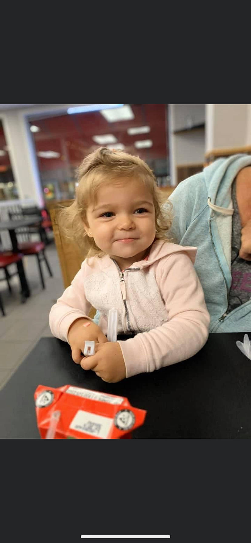 Raphaëlle participe au concours pour gagner de l'argent avec cette photo : baby, baby_products, chair, child, event, flooring, fun, happy, joy, leisure, person, play, product, recreation, room, sitting, skin, smile, standing, table