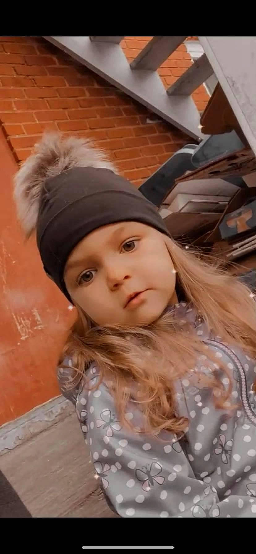 Raphaëlle a rejoint le concours — aidez-le/la à gagner de superbes lots ! beanie, brown_hair, cap, child, eyelash, fashion_accessory, fun, fur, hair_accessory, hair_coloring, happy, headgear, headpiece, headwear, lip, long_hair, person, pink, portrait_photography, street_fashion