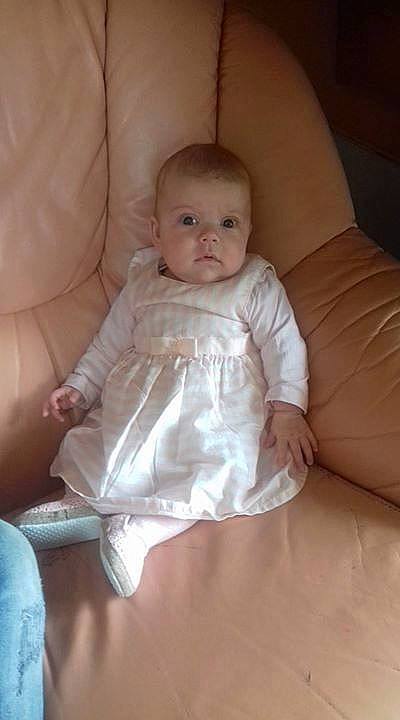 Maelys participe au concours pour gagner de l'argent avec cette photo : child, dress, human_positions, infant, person, product, skin, toddler