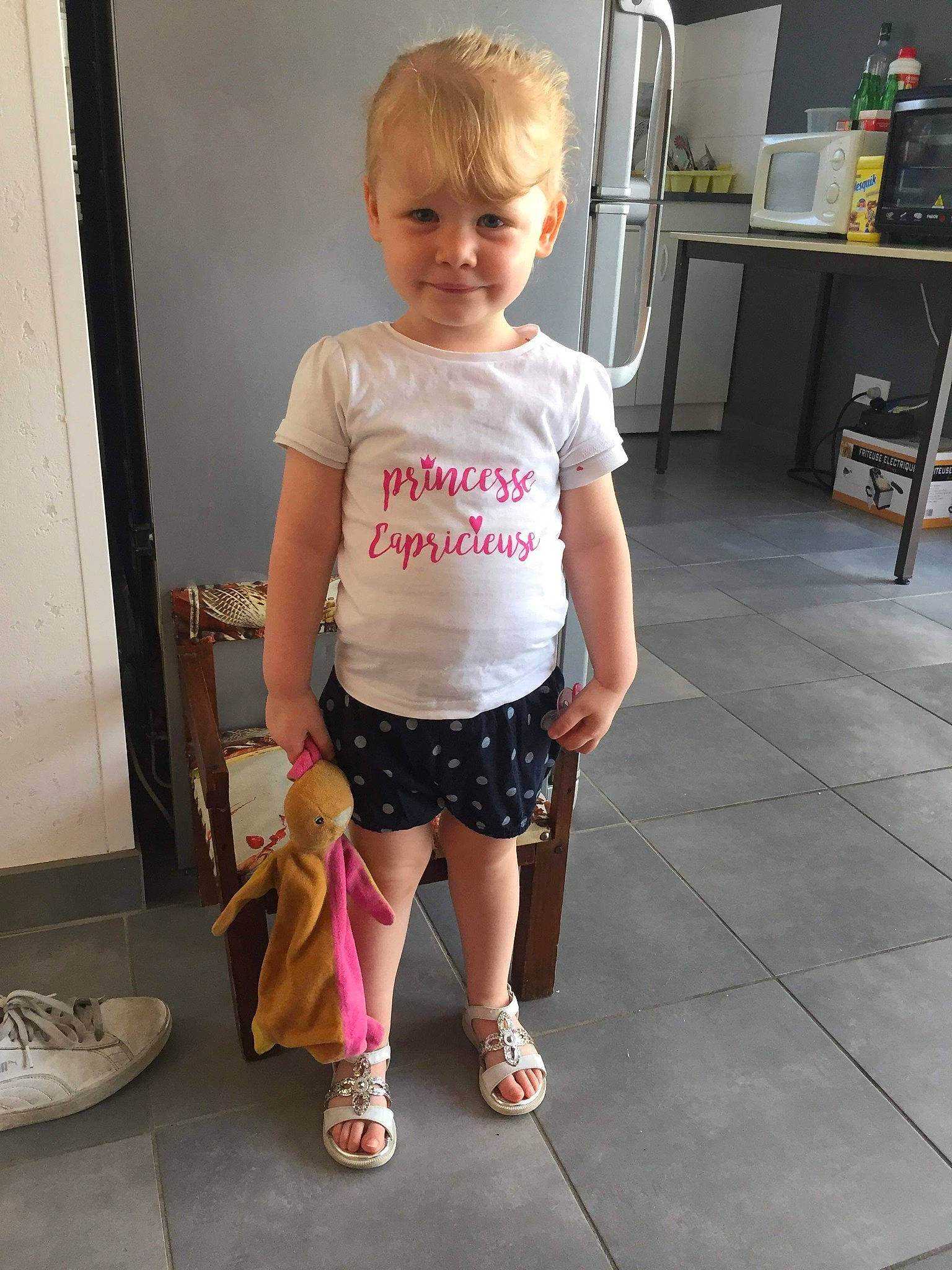 Shannon participe au concours pour gagner de l'argent avec cette photo : child, footwear, human_leg, joint, joy, knee, leg, person, shoe, shorts, shoulder, standing, t_shirt, toddler