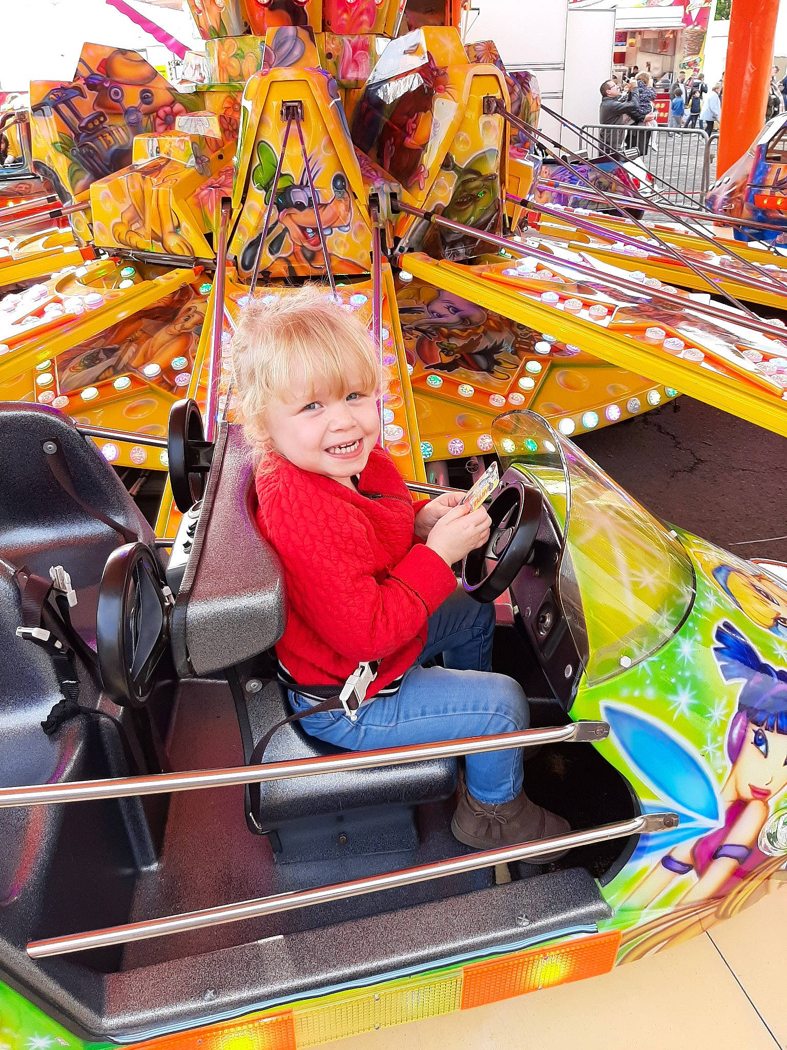 Shannon participe au concours pour gagner de l'argent avec cette photo : amusement_park, amusement_ride, carousel, child, fair, festival, fun, joy, leisure, nonbuilding_structure, park, person, play, recreation, tourist_attraction, vacation