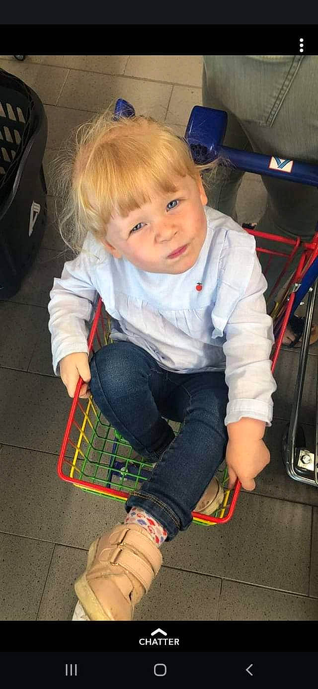 Shannon a rejoint le concours — aidez-le/la à gagner de superbes lots ! child, leg, person, play, shoe, toddler